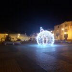 04.12.2020 Małogoszcz. Świetlna bombka na rynku / Dionizy Krawczyński / Radio Kielce