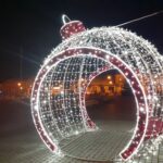 04.12.2020 Małogoszcz. Świetlna bombka na rynku / Dionizy Krawczyński / Radio Kielce