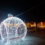 04.12.2020 Małogoszcz. Świetlna bombka na rynku / Dionizy Krawczyński / Radio Kielce