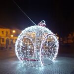 04.12.2020 Małogoszcz. Świetlna bombka na rynku / Dionizy Krawczyński / Radio Kielce