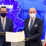 29.12.2020. Warszawa. Wręczenie aktów nadania statusu miast. Na zdjęciu (od lewej): premier Mateusz Morawiecki i Dominik Łukasik - wójt gminy Wodzisław / Kancelaria Premiera