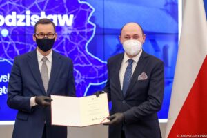 29.12.2020. Warszawa. Wręczenie aktów nadania statusu miast. Na zdjęciu (od lewej): premier Mateusz Morawiecki i Dominik Łukasik - wójt gminy Wodzisław / Kancelaria Premiera