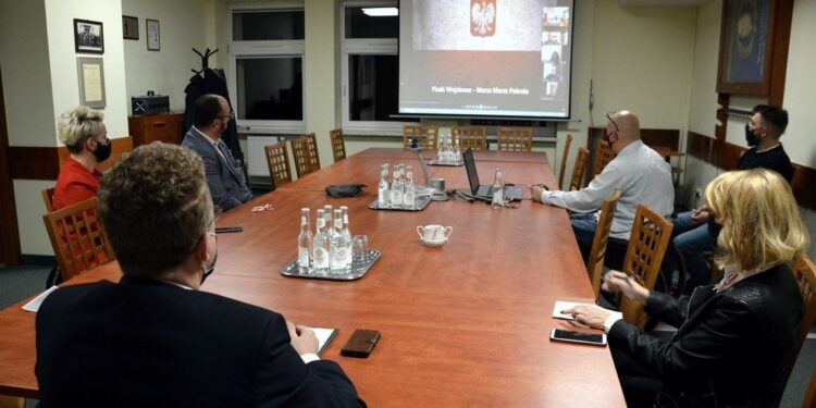 11.11.2020. Końskie. Spotkanie online z mieszkańcami Petersburga, Soczi i Władywostoku / Starostwo Powiatowe w Końskich