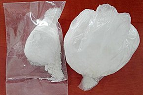Kieleccy kryminalni w trakcie kontroli osobowego aut ujawnili w bagażniku reklamówkę z zawartością 72 gramów białego proszku. Wstępnie został on zidentyfikowany jako amfetamina / KMP w Kielcach