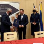 30.12.2020. Kielce. Podpisanie umów na dofinansowanie projektów z RPO Województwa Świętokrzyskiego dla szkół branżowych i techników. Na zdjęciu (od lewej): Andrzej Bętkowski - marszałek województwa świętokrzyskiego, prof. Paweł Łaski - prezes ŚCITT, Renata Janik - wicemarszałek województwa świętokrzyskiego / Daniel Lenart / Radio Kielce