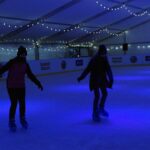 04.12.2020. Bałtów. Lodowisko i pierwsi łyżwiarze w Szwajcarii Bałtowskiej / Emilia Sitarska / Radio Kielce