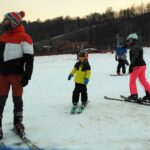 04.12.2020. Bałtów. Pierwsi narciarze w Szwajcarii Bałtowskiej / Emilia Sitarska / Radio Kielce