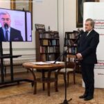 24.04.2020 Warszawa. Podpisanie umowy na współprowadzenie Teatru im. Stefana Żeromskiego przez Ministerstwo Kultury i Dziedzictwa Narodowego. Na zdjęciu: Piotr Gliński - minister kultury. Na telebimie (od lewej): poseł Krzysztof Lipiec i marszałek Andrzej Bętkowski  / MKiDN