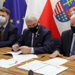 29.12.2020. Kielce. Na zdjęciu (od lewej): Piotr Sołtyk - prezes PGKiM w Sandomierzu, Andrzej Bętkowski - marszałek województwa świętokrzyskiego,  Marek Jońca - członek zarządu województwa świętokrzyskiego / Urząd Marszałkowski Województwa Świętokrzyskiego