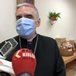 21.12.2020. Sandomierz. Paczki żywnościowe dla placówek objętych współpracą z Caritas Diecezji Sandomierskiej. Na zdjęciu: Krzysztof Nitkiewicz - biskup sandomierski / Grażyna Szlęzak-Wójcik / Radio Kielce