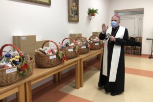 21.12.2020. Sandomierz. Paczki żywnościowe dla placówek objętych współpracą z Caritas Diecezji Sandomierskiej. Na zdjęciu: Krzysztof Nitkiewicz - biskup sandomierski / Grażyna Szlęzak-Wójcik / Radio Kielce