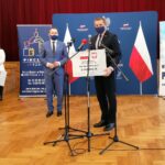 18.12.2020. Pińczów. Wręczenie promes na realizację zadań dofinansowanych z Rządowego Funduszu Inwestycji Lokalnych. Na zdjęciu (od lewej): minister Michał Cieślak i Paweł Wójcik - burmistrz Chmielnika / Marta Gajda / Radio Kielce