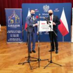 18.12.2020. Pińczów. Wręczenie promes na realizację zadań dofinansowanych z Rządowego Funduszu Inwestycji Lokalnych. Na zdjęciu (od lewej): minister Michał Cieślak i Andrzej Tuz - burmistrz Szydłowa / Marta Gajda / Radio Kielce