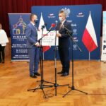 18.12.2020. Pińczów. Wręczenie promes na realizację zadań dofinansowanych z Rządowego Funduszu Inwestycji Lokalnych. Na zdjęciu (od lewej): minister Michał Cieślak i Grzegorz Forkasiewicz - wójt Rytwian / Marta Gajda / Radio Kielce