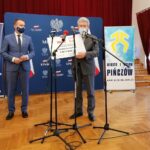 18.12.2020. Pińczów. Wręczenie promes na realizację zadań dofinansowanych z Rządowego Funduszu Inwestycji Lokalnych. Na zdjęciu (od lewej): minister Michał Cieślak i Leszek Juda - burmistrz Oleśnicy / Marta Gajda / Radio Kielce