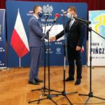 18.12.2020. Pińczów. Wręczenie promes na realizację zadań dofinansowanych z Rządowego Funduszu Inwestycji Lokalnych. Na zdjęciu (od lewej): minister Michał Cieślak i Jarosław Jaworski - burmistrz Wiślicy / Marta Gajda / Radio Kielce