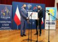 18.12.2020. Pińczów. Wręczenie promes na realizację zadań dofinansowanych z Rządowego Funduszu Inwestycji Lokalnych. Na zdjęciu (od lewej): minister Michał Cieślak i Zbigniew Janik - wójt gminy Gnojno / Marta Gajda / Radio Kielce