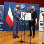 18.12.2020. Pińczów. Wręczenie promes na realizację zadań dofinansowanych z Rządowego Funduszu Inwestycji Lokalnych. Na zdjęciu (od lewej): minister Michał Cieślak i Zbigniew Janik - wójt gminy Gnojno / Marta Gajda / Radio Kielce