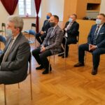 18.12.2020. Pińczów. Wręczenie promes na realizację zadań dofinansowanych z Rządowego Funduszu Inwestycji Lokalnych / Marta Gajda / Radio Kielce