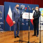 18.12.2020. Pińczów. Wręczenie promes na realizację zadań dofinansowanych z Rządowego Funduszu Inwestycji Lokalnych. Na zdjęciu (od lewej): minister Michał Cieślak i Włodzimierz Badurak - burmistrz Pińczowa / Marta Gajda / Radio Kielce