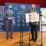 18.12.2020. Pińczów. Wręczenie promes na realizację zadań dofinansowanych z Rządowego Funduszu Inwestycji Lokalnych. Na zdjęciu (od lewej): minister Michał Cieślak i Stanisław Porada - burmistrz Działoszyc / Marta Gajda / Radio Kielce