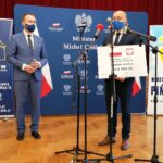 18.12.2020. Pińczów. Wręczenie promes na realizację zadań dofinansowanych z Rządowego Funduszu Inwestycji Lokalnych. Na zdjęciu (od lewej): minister Michał Cieślak i Tomasz Koper - wójt Słupi Jędrzejowskiej / Marta Gajda / Radio Kielce