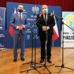 18.12.2020. Pińczów. Wręczenie promes na realizację zadań dofinansowanych z Rządowego Funduszu Inwestycji Lokalnych. Na zdjęciu (od lewej): minister Michał Cieślak i Maciej Gawin - radny sejmiku wojewódzkiego / Marta Gajda / Radio Kielce
