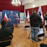 18.12.2020. Pińczów. Wręczenie promes na realizację zadań dofinansowanych z Rządowego Funduszu Inwestycji Lokalnych / Marta Gajda / Radio Kielce