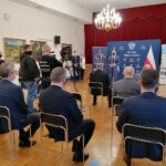 18.12.2020. Pińczów. Wręczenie promes na realizację zadań dofinansowanych z Rządowego Funduszu Inwestycji Lokalnych / Marta Gajda / Radio Kielce