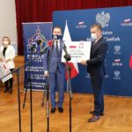 18.12.2020. Pińczów. Wręczenie promes na realizację zadań dofinansowanych z Rządowego Funduszu Inwestycji Lokalnych. Na zdjęciu (od lewej): minister Michał Cieślak i Sławomir Kowalczyk - burmistrz Opatowca / Marta Gajda / Radio Kielce