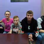 Końskie. Akcja „Choinka pod Choinkę”. Pani Justyna (druga od lewej) z dziećmi - rodzina, której chcemy pomóc / Magdalena Galas-Klusek / Radio Kielce