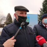 2.12.2020. Kunów. Otwarcie nowej drogi. Na zdjęciu (od lewej): Dariusz Różalski - radny osiedla przy ul. Prostej / Emilia Sitarska / Radio Kielce