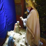 25.12.2020 Sandomierz. Pasterka w bazylice katedralnej. Na zdjęciu: biskup Krzysztof Nitkiewicz / ks. Wojciech Kania