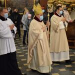 25.12.2020 Sandomierz. Pasterka w bazylice katedralnej. Na zdjęciu (w środku): biskup Krzysztof Nitkiewicz / ks. Wojciech Kania