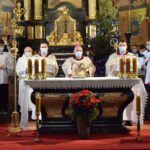 25.12.2020 Sandomierz. Pasterka w bazylice katedralnej. Na zdjęciu (w środku): biskup Krzysztof Nitkiewicz / ks. Wojciech Kania