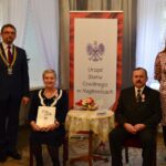 08.12.2020 Nagłowice. Złote gody. Na zdjęciu (od lewej): Jacek Lato – wójt Nagłowic, Wiesława i Czesław Pańtakowie, Monika Lipska – USC Nagłowice / Ewa Pociejowska-Gawęda / Radio Kielce