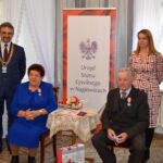 08.12.2020 Nagłowice. Złote gody. Na zdjęciu (od lewej): Jacek Lato – wójt Nagłowic, Małgorzata i Władysław Będkowscy, Monika Lipska – USC Nagłowice / Ewa Pociejowska-Gawęda / Radio Kielce