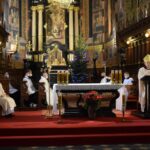 25.12.2020 Sandomierz. Pasterka w bazylice katedralnej. Na zdjęciu (po prawej): biskup Krzysztof Nitkiewicz / ks. Wojciech Kania