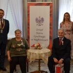08.12.2020 Nagłowice. Złote gody. Na zdjęciu (od lewej): Jacek Lato – wójt Nagłowic, Władysława i Stefan Krawczykowie, Monika Lipska – USC Nagłowice / Ewa Pociejowska-Gawęda / Radio Kielce