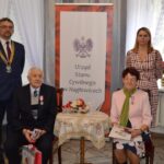 08.12.2020 Nagłowice. Złote gody. Na zdjęciu (od lewej): Jacek Lato – wójt Nagłowic, Danuta i Marian Gajosowie, Monika Lipska – USC Nagłowice / Ewa Pociejowska-Gawęda / Radio Kielce