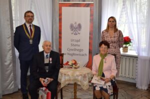 08.12.2020 Nagłowice. Złote gody. Na zdjęciu (od lewej): Jacek Lato – wójt Nagłowic, Danuta i Marian Gajosowie, Monika Lipska – USC Nagłowice / Ewa Pociejowska-Gawęda / Radio Kielce