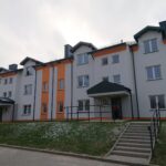 03.12.2020 Ostrowiec Św. Przekazanie kluczy do mieszkań w bloku socjalnym przy ul. Parkowej 2a / Emilia Sitarska / Radio Kielce