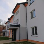 03.12.2020 Ostrowiec Św. Przekazanie kluczy do mieszkań w bloku socjalnym przy ul. Parkowej 2a / Emilia Sitarska / Radio Kielce