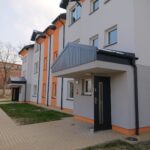 03.12.2020 Ostrowiec Św. Przekazanie kluczy do mieszkań w bloku socjalnym przy ul. Parkowej 2a / Emilia Sitarska / Radio Kielce