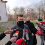 03.12.2020 Ostrowiec Św. Przekazanie kluczy do mieszkań w bloku socjalnym przy ul. Parkowej 2a. Na zdjęciu (od lewej): Jarosław Górczyński - prezydent Ostrowca Św., Łukasz Dybiec - dyrektor Zakładu Usług Miejskich w Ostrowcu Św. / Emilia Sitarska / Radio Kielce