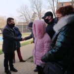 03.12.2020 Ostrowiec Św. Przekazanie kluczy do mieszkań w bloku socjalnym przy ul. Parkowej 2a. Na zdjęciu (od lewej): Jarosław Górczyński - prezydent Ostrowca Św. i rodzina odbierająca klucze / Emilia Sitarska / Radio Kielce