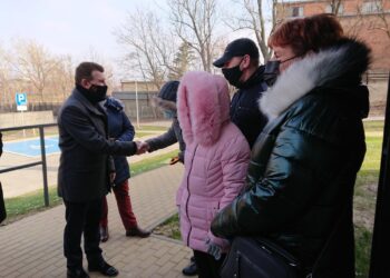 03.12.2020 Ostrowiec Św. Przekazanie kluczy do mieszkań w bloku socjalnym przy ul. Parkowej 2a. Na zdjęciu (od lewej): Jarosław Górczyński - prezydent Ostrowca Św. i rodzina odbierająca klucze / Emilia Sitarska / Radio Kielce