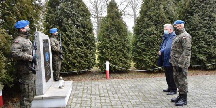 21.12.2020 Kielce. Zapalenie znicza przy pomniku upamiętniającym żołnierzy poległych na misjach. Znicz zapalili: senator Jarosław Rusiecki i płk Paweł Chabielski / CDdMZ