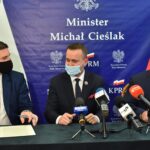 04.12.2020 Końskie. Podpisanie umowy na udostępnienie gruntów gminy pod nowe osiedle w ramach rządowego programu „Mieszkanie dla Rozwoju”. Na zdjęciu (od lewej): Bartłomiej Druziński - prezes Krajowego Zasobu Nieruchomości, Michał Cieślak - minister w Kancelarii Prezesa Rady Ministrów, Krzysztof Obratański - burmistrz Miasta i Gminy Końskie / Magdalena Galas-Klusek / Radio Kielce