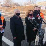 01.12.2020. Starachowice. Otwarcie nowego odcinka ulicy Moniuszki. Na zdjęciu (od lewej): Dominik Podsiadło - dyrektor firmy Budromost, Krzysztof Lipiec - poseł PiS, Agata Wojtyszek - posłanka PiS, Marek Materek - prezydent Starachowic i Szymon Antoniewski - kierownik budowy / Anna Głąb / Radio Kielce